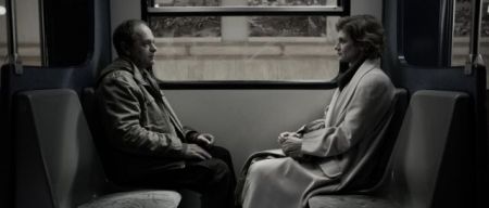 Ακίνητες φιγούρες σε άδειο τοπίο