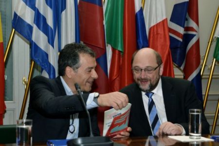 Στηρίζουν έξω, περιμένουν μέσα