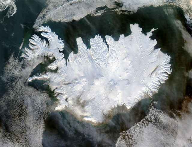 Οι παγετώνες λιώνουν, η Ισλανδία αναπηδά και βρυχάται