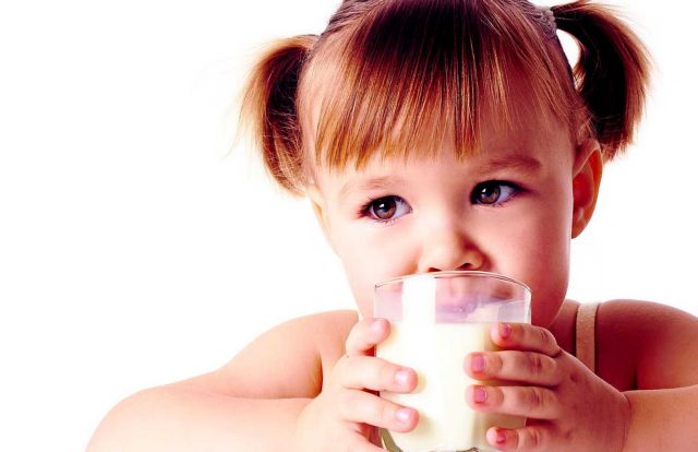 Πρέπει πράγματι τα παιδιά να πίνουν γάλα;