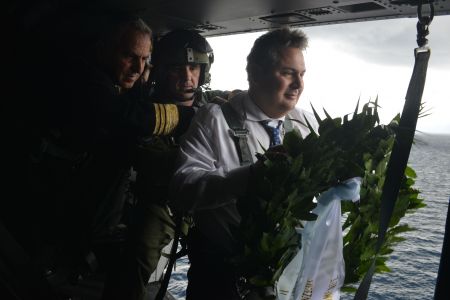 Απάντηση Καμμένου στην τουρκική πρόκληση στα Ιμια: «Πέταξε» πάνω από τη βραχονησίδα και απέτισε φόρο τιμής ρίχνοντας στεφάνι – Αμεσες αντιδράσεις από Τουρκία