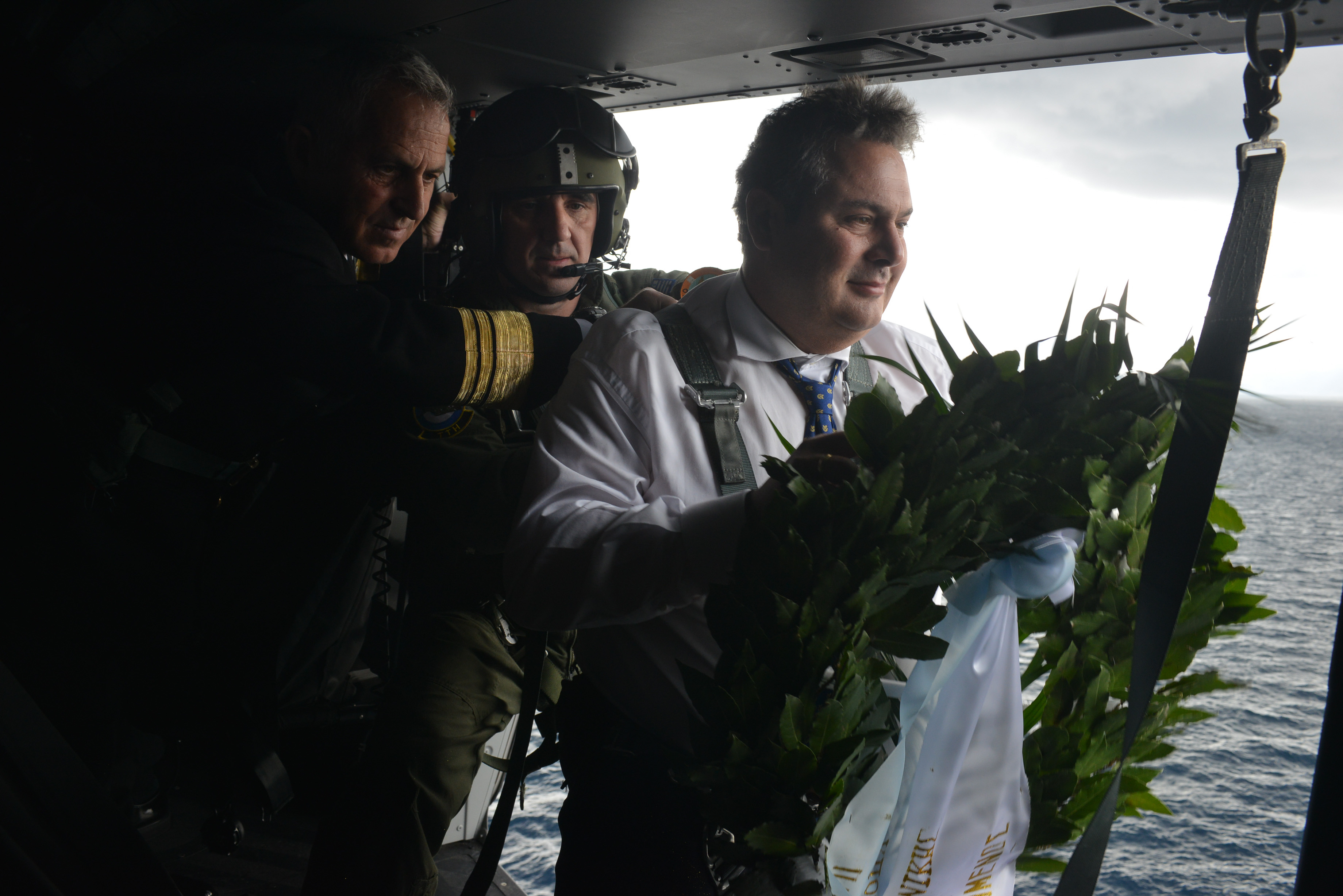 Απάντηση Καμμένου στην τουρκική πρόκληση στα Ιμια: «Πέταξε» πάνω από τη βραχονησίδα και απέτισε φόρο τιμής ρίχνοντας στεφάνι – Αμεσες αντιδράσεις από Τουρκία