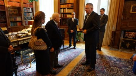 Ο Ταξιάρχης του Τάγματος του Φοίνικα στον Πέτερ Λίμπουργκ