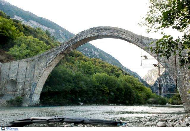Historic Bridge of Plaka collapses after rivers overflow