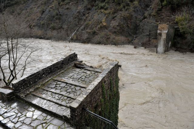Μεγάλα προβλήματα από τις κατακλυσμιαίες βροχές – Κατέρρευσε το μοναδικής ιστορικής αξίας γεφύρι της Πλάκας στα Τζουμέρκα