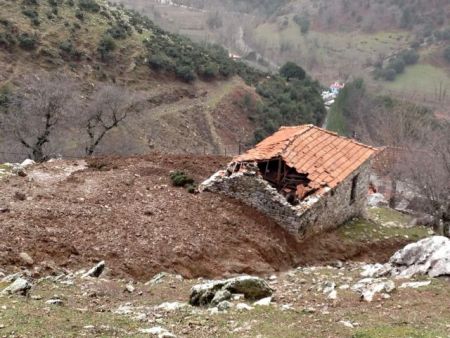 Κατολίσθηση απειλεί τον οικισμό Πλάκα Καλαβρύτων