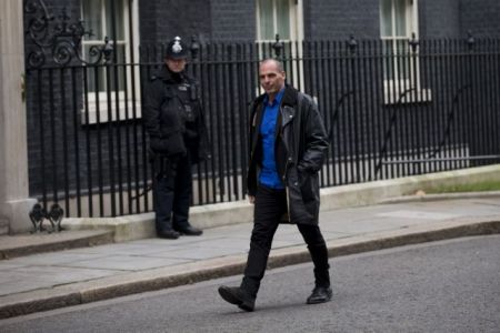 Guardian: Μέ σκληρό βρετανικό χιούμορ σχολιάζει το στιλ του Γιάνη Βαρουφάκη