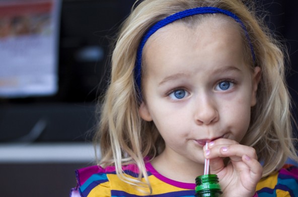 Τα ζαχαρούχα ποτά ένοχα για πρόωρη εφηβεία στα κορίτσια