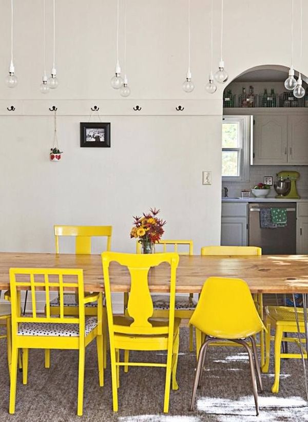 Πώς συνδυάζονται διαφορετικές καρέκλες γύρω από ένα τραπέζι