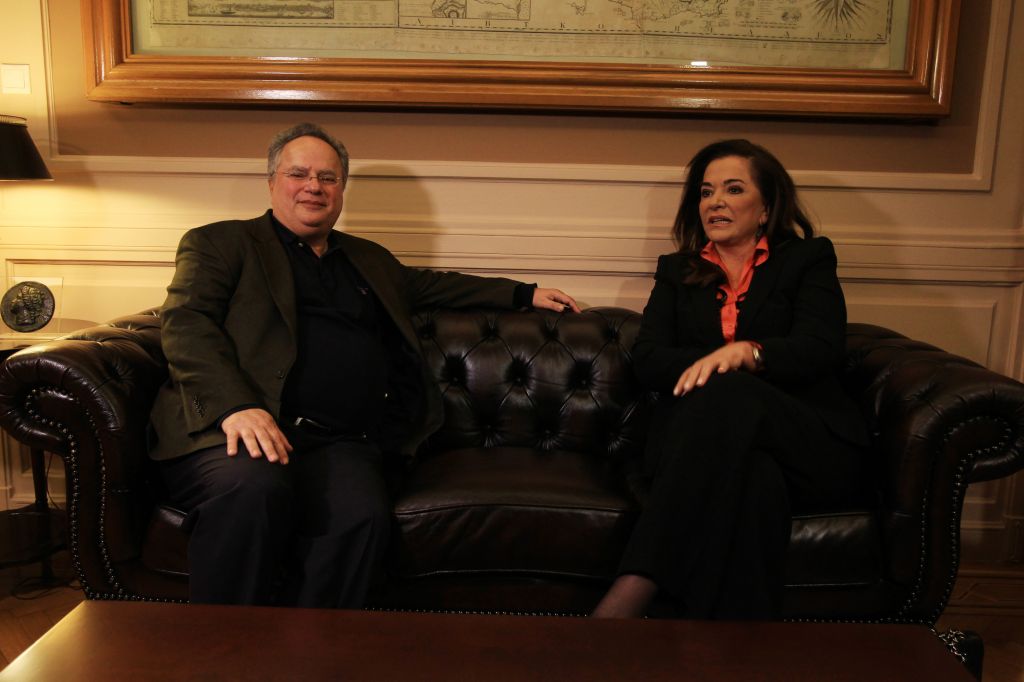 Μετωπική σύγκρουση Μπακογιάννη-Κοτζιά για τα πτυχία τους