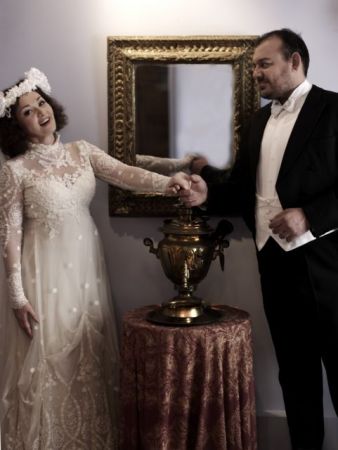 Τι γυρεύει ο Πάπας στη… Λυρική