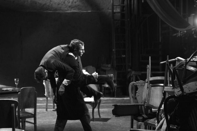 Βρέχοντας τα δάχτυλα του ενός ποδιού