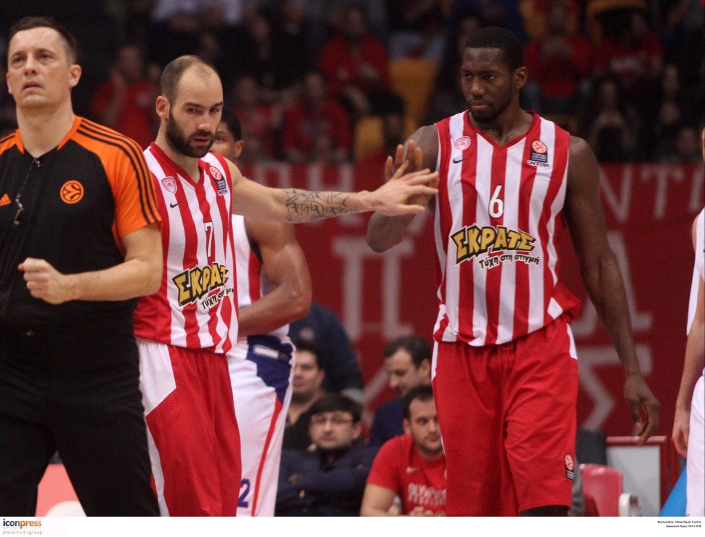 Στα γήπεδα και στην TV