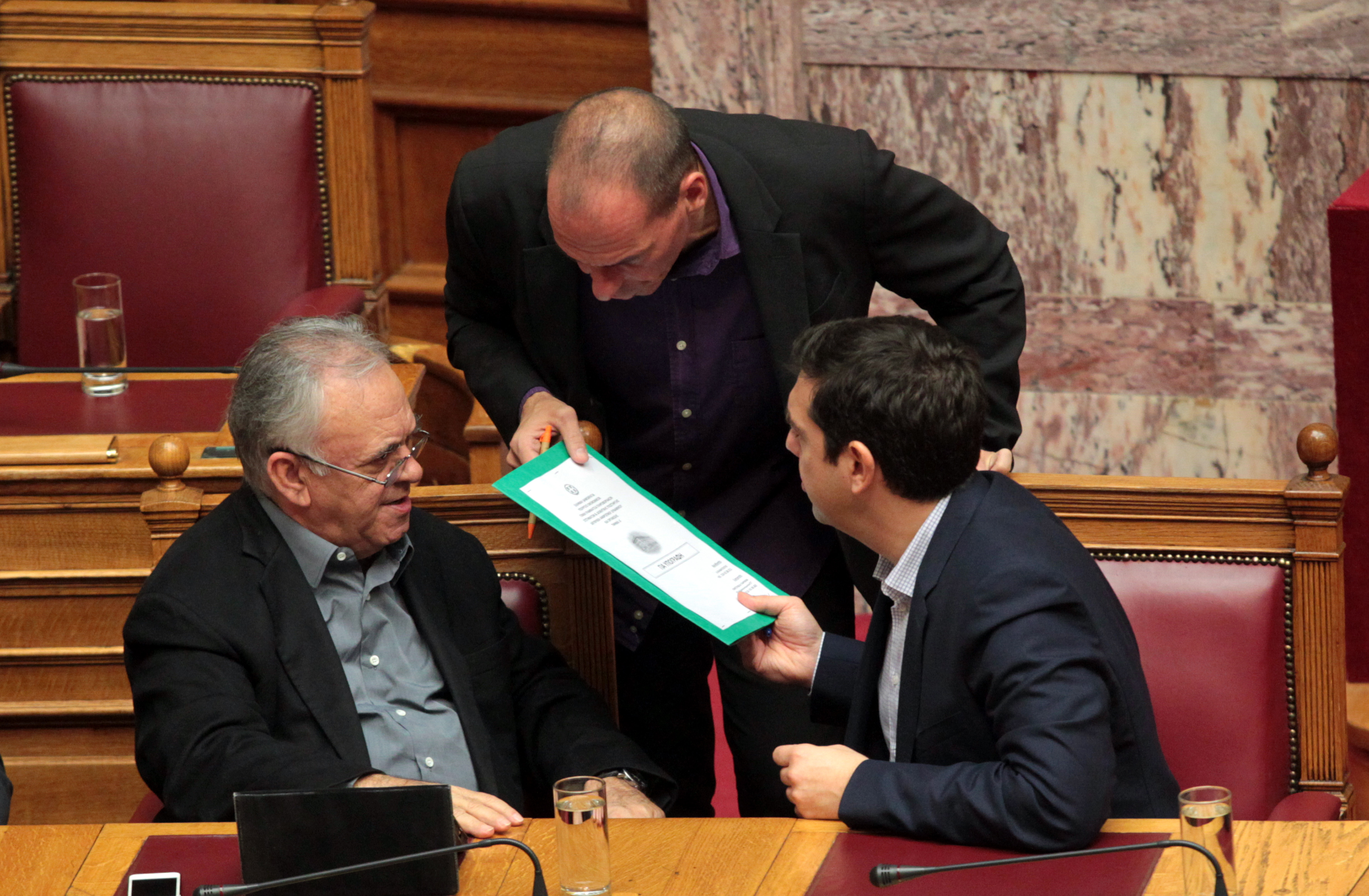 Η Ευρώπη μας βάζει το μαχαίρι στο λαιμό