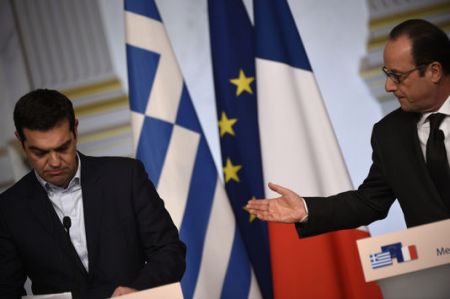 Le Monde: Φαινομενική η «συμμαχία» Τσίπρα-Ολάντ