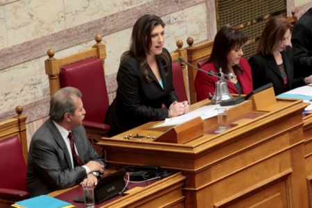 ΠΑΣΟΚ: «Κομματικότερη του κόμματός της η Ζωή Κωνσταντοπούλου»