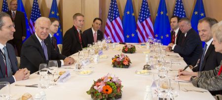 Μπάιντεν από Βρυξέλλες: Αγωνιώ για τις εξελίξεις στην Ελλάδα