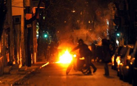 Μολότοφ σε αστυνομικούς στα Εξάρχεια και σε ΑΤΜ