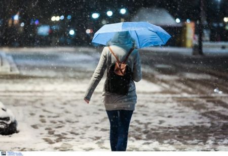 Σε κλοιό κακοκαιρίας η χώρα με κρύο, χιόνια και ισχυρούς ανέμους