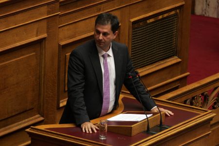 Εντονη αντιπαράθεση Χάρη Θεοχάρη – Τέρενς Κουίκ στη Βουλή