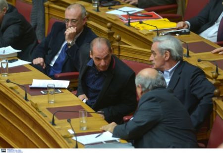 Σε διαφορετικό μήκος κύματος Βούτσης – Βαρουφάκης για τους δήμους