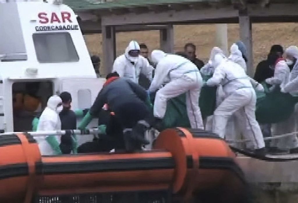 Φόβοι για εκατοντάδες μετανάστες νεκρούς ανοικτά της Λαμπεντούζα