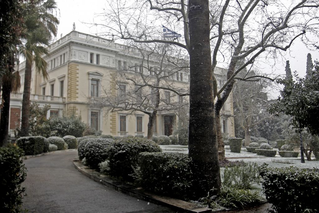 Διπλό «μπλοκ» στην υποψηφιότητα Αβραμόπουλου για Πρόεδρο Δημοκρατίας