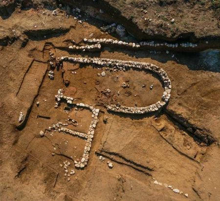 Αψιδωτό κτήριο μυκηναϊκού οικισμού στο θεματικό πάρκο Λειβήθρων