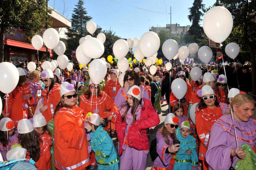 Πάτρα: Δεν πτοήθηκαν από τη βροχή οι χιλιάδες καρναβαλιστές