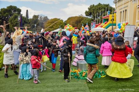 Οι μικροί καρναβαλιστές ξεφαντώνουν στην Αθήνα