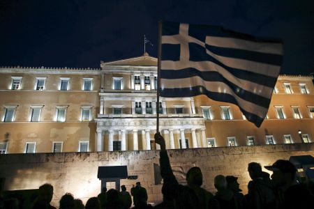 Διεθνή ΜΜΕ: Το συμβιβαστικό σχέδιο Γιούνγκερ έπεσε σε τοίχο Eurogroup