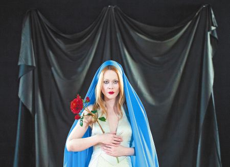 Δούλες και μαντόνες