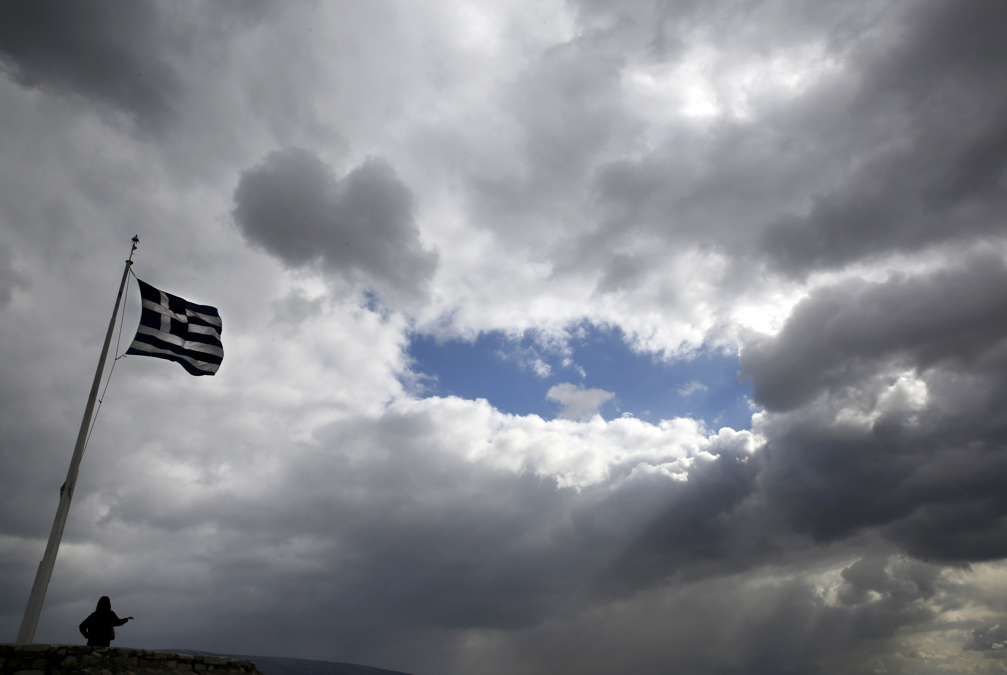 Συλλήψεις από την ΕΛ.ΑΣ. για κάψιμο ελληνικής σημαίας ανήμερα του Πάσχα