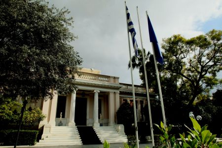 Μαξίμου: Οι διαφορές συμφωνίας Βαρουφάκη και e-mail Χαρδούβελη