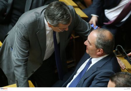 Νεοδημοκρατικό τείχος προστασίας για τον Κώστα Καραμανλή μετά τη στόχευσή του από τον Βαγγέλη Βενιζέλο