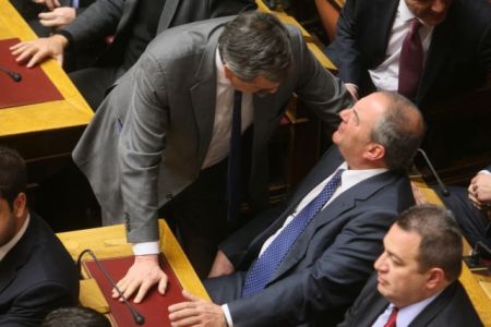 Ο Σαμαράς αντιμέτωπος με δελφίνους και βαρόνους