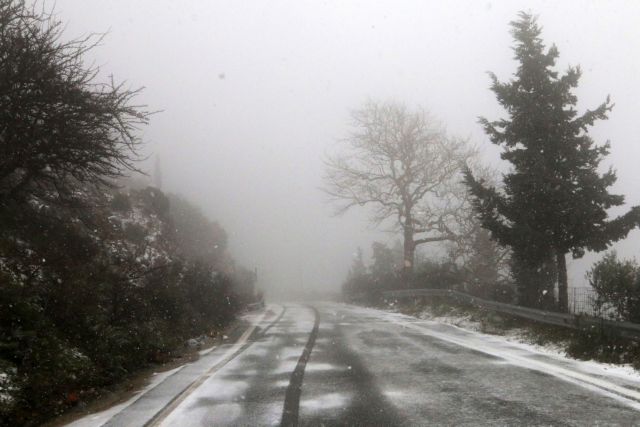 Με χιόνια και τσουχτερό κρύο η Πρωτοχρονιά – Στα «λευκά» και η Αττική – Προβλήματα σε οδικές και ακτοπλοϊκές συγκοινωνίες