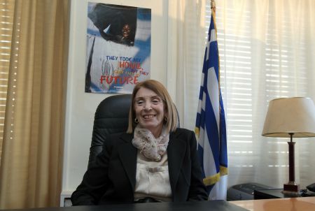 Η Χριστοδουλοπούλου δεν απαντά σε επερωτήσεις χρυσαυγιτών βουλευτών