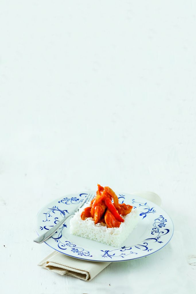 Κοτόπουλο με πολύχρωμες πιπεριές και μπασμάτι