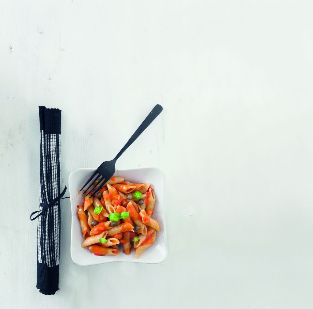 Πένες με καυτερή πιπεριά, κάππαρη και βασιλικό