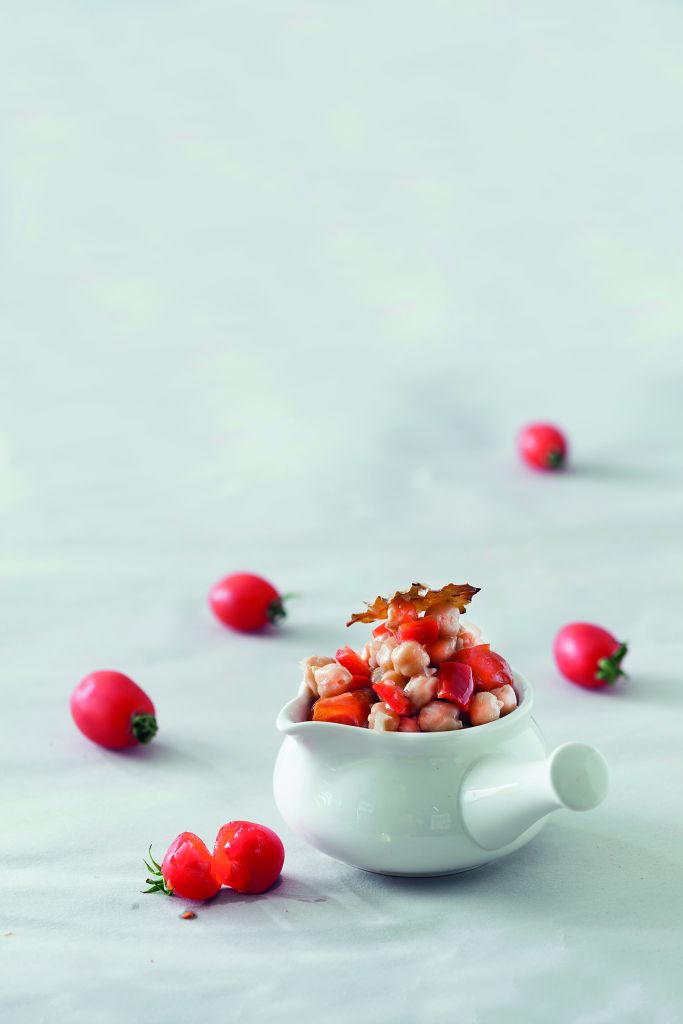 Ρεβίθια στη γάστρα με πιπεριές Φλωρίνης