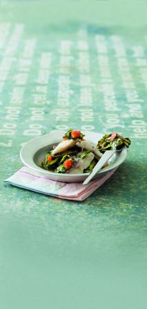 Μπακαλιάρος γιαχνί με άγρια χόρτα