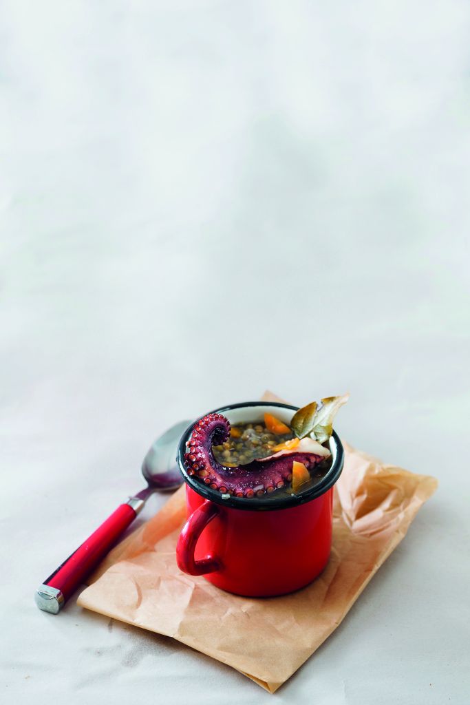 Σούπα φακές και χταπόδι στη γάστρα