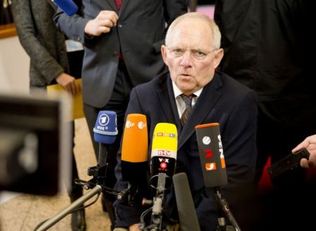 Για ξαφνική χρεοκοπία της Ελλάδας προειδοποιεί ο Σόιμπλε