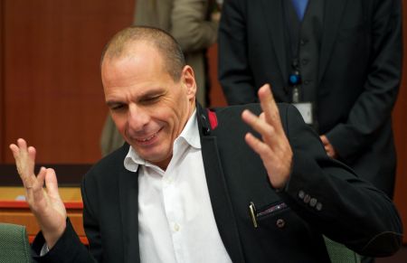 Βαρουφάκης: Η αλήθεια για την επίμαχη χειρονομία – Ολο το βίντεο