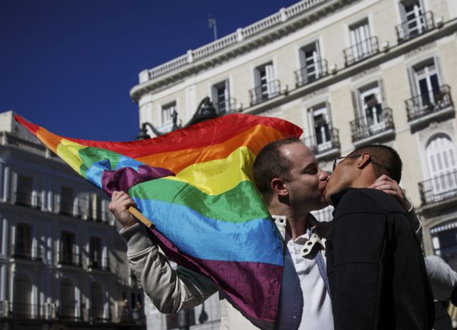 Συγκέντρωση διαμαρτυρίας ομοφυλόφιλων έξω από το μετρό της Μαδρίτης