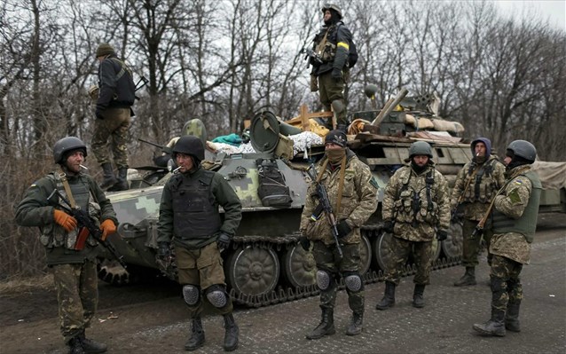 Ουκρανία: Αποσύρει τα βαρέα όπλα ο κυβερνητικός στρατός