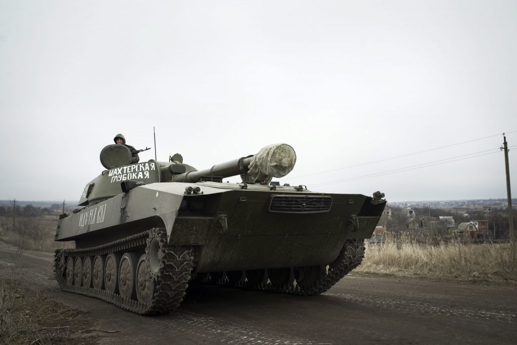 Κίεβο και φιλορώσοι ανακοίνωσαν ότι απέσυραν τον βαρύ οπλισμό