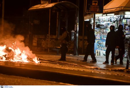 Ενταση στα Εξάρχεια με εισβολή στο Πολυτεχνείο και καμένα ΙΧ