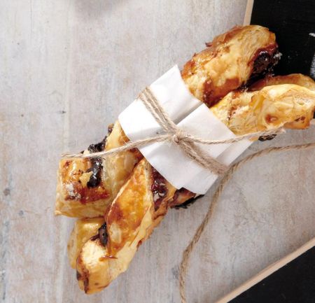 Κριτσίνια σφολιάτας με πραλίνα φουντουκιού